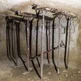 Entriamo nella cavit�, notando come sia sostenuta da impalcature in ferro, atte a sostenere il soffitto a rischio crollo